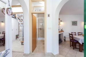 Kúpeľňa v ubytovaní Holiday house Layla in Tucepi, sea view + 15 fotografií