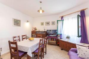 Televízia a/alebo spoločenská miestnosť v ubytovaní Holiday house Layla in Tucepi, sea view