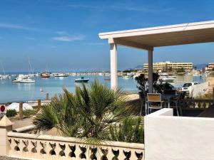 拉萨维纳Casa S Estany的码头和水中停泊的船只的景色