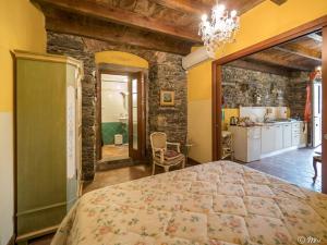 a bedroom with a large bed in a room at Affittacamere Le Terrazze in Corniglia