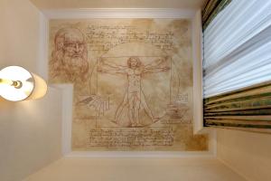 um desenho na parede de uma sala com um candeeiro em Hotel Amalfi em Roma