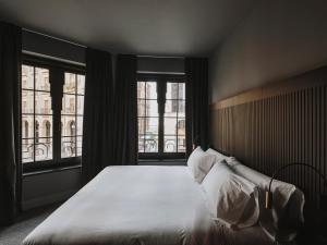 Cama ou camas em um quarto em El Môderne Hotel