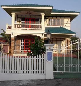 Balkón nebo terasa v ubytování Single House Sattahip