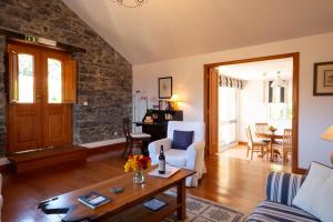 een woonkamer met een bank en een tafel bij OurMadeira - Casa do Feitor, secluded in Funchal