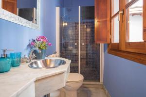 A bathroom at Abades Cathedral Oasis