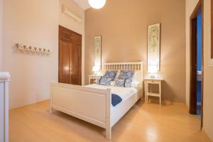 A bed or beds in a room at Abades Cathedral Oasis