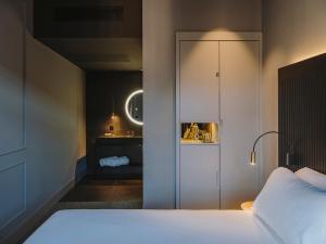 Cama ou camas em um quarto em El Môderne Hotel