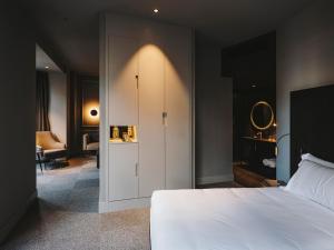 Cama ou camas em um quarto em El Môderne Hotel