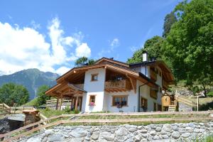 a house with a balcony on a hill at Agriturismo Dalla Natura la Salute in Giustino