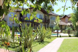 Casa con jardín y piscina en Apart Lawn Tennis Pinamar en Pinamar