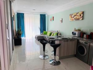 cocina y sala de estar con sofá y mesa en Orlando Apartment, en Adeje