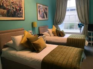 2 camas en una habitación con paredes azules en 22 Chester Street, en Edimburgo