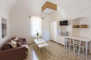 een woonkamer met een bank en een tafel bij Masseria Castelluzzo in Ceglie Messapica