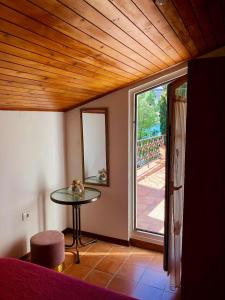 Camera con tavolo e porta per un balcone. di Apartment Boreas a Strunjan