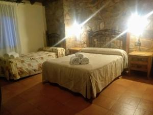 Posteľ alebo postele v izbe v ubytovaní Hotel Villa de Berzocana