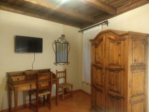 Televízia a/alebo spoločenská miestnosť v ubytovaní Hotel Villa de Berzocana