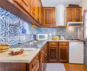 A kitchen or kitchenette at Casa MARWU - Tavira Centro Histórico