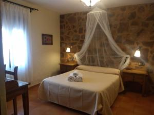 Posteľ alebo postele v izbe v ubytovaní Hotel Villa de Berzocana