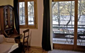 una camera da letto con porta che si apre su un balcone di Lake view apartment a Ioannina
