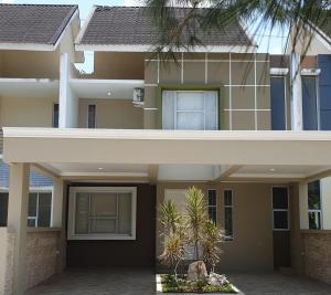 ein großes Haus mit einer Einfahrt davor in der Unterkunft Danka@Taman Golf Residence in Batam Center