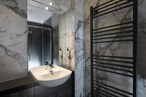 een badkamer met een wastafel en een spiegel bij The Farmers Inn in Dumfries