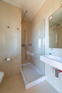 A bathroom at Hostal Alberana Még 35 kép