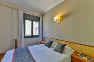 A bed or beds in a room at Hostal Alberana