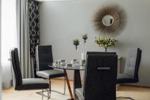 ein Esszimmer mit einem Tisch, Stühlen und einem Spiegel in der Unterkunft Ya - Hotel in Kostroma