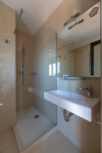 A bathroom at Hostal Alberana