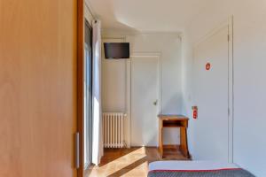 A television and/or entertainment centre at Hostal Alberana