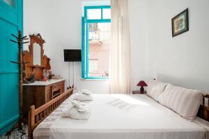 A bed or beds in a room at Bougainvillea Garden