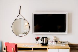 TV a/nebo společenská místnost v ubytování Maison De Camille Boutique Hotel