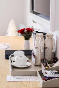 Příslušenství pro přípravu čaje a kávy v ubytování Maison De Camille Boutique Hotel