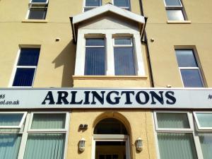 un edificio con un cartello sulla parte anteriore di Arlingtons a Blackpool