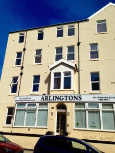 un edificio de apartamentos con entrada a la escuela de enseñanza de admisión en Arlingtons, en Blackpool