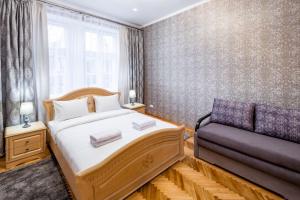 Een bed of bedden in een kamer bij Alfa Apartments Svobody 31