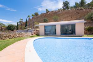basen przed willą w obiekcie Benidorm High rise apartments - Sea Views - Torre Lugano w mieście Benidorm
