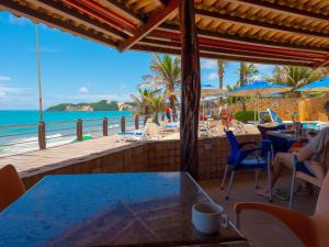 um restaurante com vista para o oceano em Happy Hotel Praia Azul em Natal