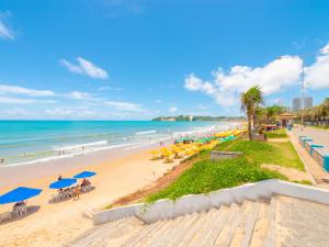 uma vista para uma praia com guarda-sóis e para o oceano em Happy Hotel Praia Azul em Natal