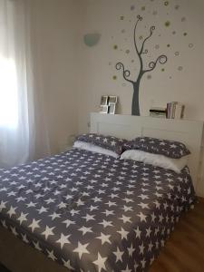 una camera da letto con un letto con stelle sopra di Appartamento a Viterbo a Viterbo