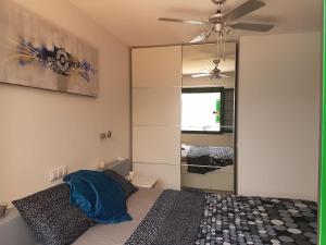 Postel nebo postele na pokoji v ubytování New central town Bungalow WiFi Netflix + 13 fotografií