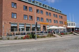 un edificio de ladrillo con un restaurante delante de él en Hotel Lysekil, en Lysekil