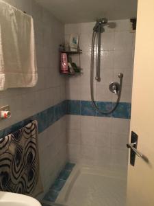 e bagno con doccia, vasca e servizi igienici. di SOFIANNA a Castiglioncello Altre 13 foto