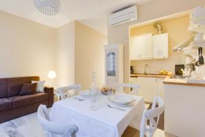 una cucina e un soggiorno con tavolo e sedie di Palchetti Sweet a Firenze