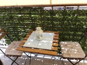 a table and chairs in front of a green wall at Salerno Inn B&B in Salerno