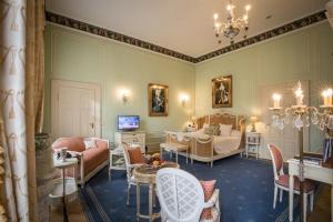 TV a/nebo společenská místnost v ubytování Hotel Belle Epoque