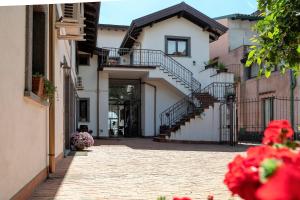 トレカスターニにあるDomus Giuliaeの階段と花の建物のある空き通り