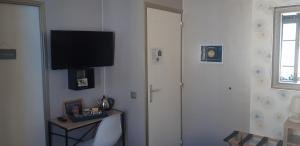 una sala de estar con un gran armario blanco con TV en Patrick&Pierre Bed and Breakfast Nîmes en Nimes