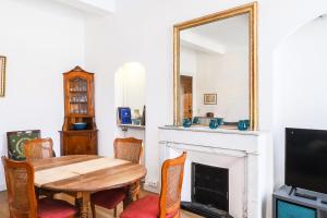 - une salle à manger avec une table et un miroir dans l'établissement ACCI Cannes Riviera, à Cannes