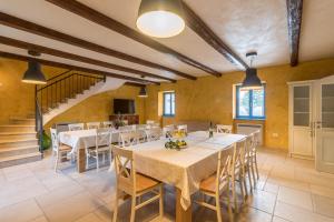 een grote eetkamer met witte tafels en stoelen bij Villa Racan in Bokordići